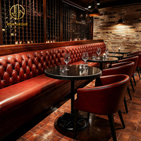 Meubles de restaurant vintage Ron Group, banquettes en cuir rouge capitonnées, table ronde en marbre sur mesure, ensemble de chaises en cuir.