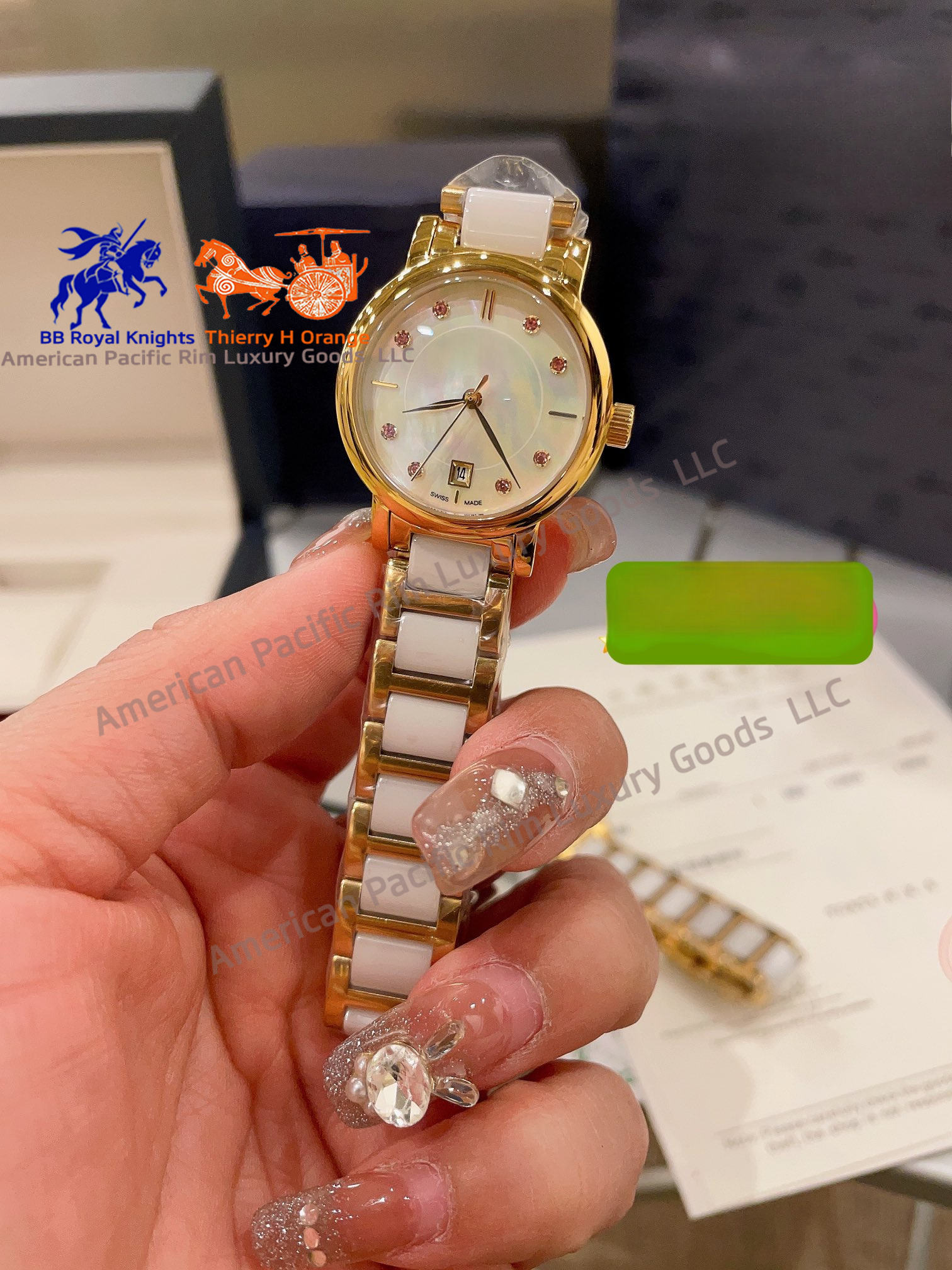 สีขาว (รูรับแสง, วงกลมเพชรเป็นตัวเลือก) สายรัดเสริม