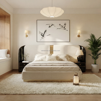 Lit plateforme extra-large moderne en velours de luxe italien avec accents dorés, idéal pour les chambres de villa