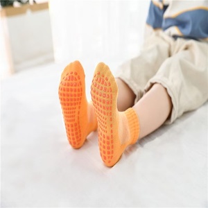 Chaussettes antidérapantes tendance pour trampoline, chaussettes antidérapantes avec picots pour tout-petits, enfants, adolescents, chaussettes à grip pour garçons et filles - Product Image 4