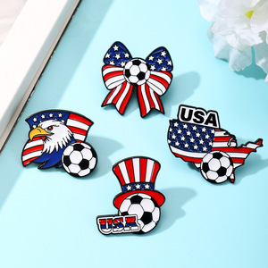 Broche souvenir événementiel de football américain en gros, drapeau américain patriotique, écusson carte aigle, épinglette émaillée Uncle Sam football - Product Image 4