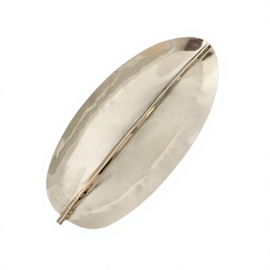 Elegante Bandeja de Servicio de Metal Pulido con Acabado Sólido para Uso Residencial, Decoración de Mesa de Comedor, Bandejas Decorativas Hechas a Mano para Regalo - Product Image 1