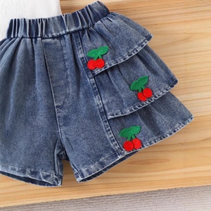 Abbigliamento estivo per bambina, completo due pezzi con top senza maniche con stampa ciliegie e volant e pantaloncini in denim a balze. - Product Image 4