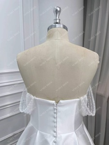 <span class=keywords><strong>Robe</strong></span> élégante en satin blanc avec corsage structuré sans bretelles et jupe trapèze avec manches perlées et épaules dénudées avec <span class=keywords><strong>voile</strong></span> - Product Image 6