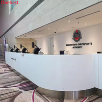 Bureau d'information de point de contrôle de sécurité de surface solide en acrylique petit comptoir d'enregistrement pour l'aéroport