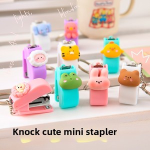 Mini Engrapadora Portátil y Adorable con Diseño Creativo de Animales 3D para Uso en <span class=keywords><strong>Oficina</strong></span> y Estudiantes Llavero de Resina. - Product Image 4