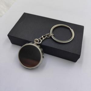 Llavero abridor de botellas de metal personalizado KR010: Diseño de tapa redonda grabado con láser con logotipo, llavero de metal de regalo promocional - Product Image 2