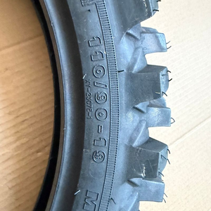 <span class=keywords><strong>Pneu</strong></span> de moto tout-terrain OEM de haute qualité 110/90-19, <span class=keywords><strong>pneu</strong></span> en caoutchouc tubeless ou avec chambre à air pour moto tout-terrain - Product Image 4
