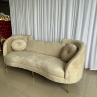Sofá de Tres Plazas Curvo de Terciopelo Beige de Lujo con Patas Metálicas Delgadas Doradas para Vestíbulo de Hotel, Recepción de Bodas, Sala de Estar