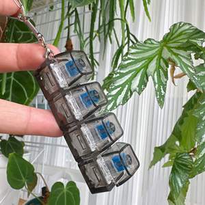 Llavero Transparente con 4 Teclas de Teclado Mecánico, con Luz LED, Botón de Presión, Juguete Antiestrés - Product Image 6