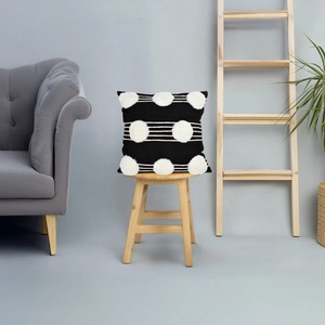 Funda de Cojín Decorativa con Textura Tufted a Mano, Estilo Boho, Negro y Marfil, con Pompones y Ribete de Encaje, para Sofá, Hotel, Decoración del Hogar - Product Image 1