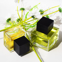 Bouteilles en verre de parfum carrées en cube de luxe de 50ml 100ml Bouchons carrés en bois à bille de couleur transparente personnalisée pour diffuseur d'emballage