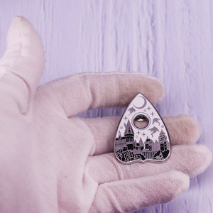 Pins Metálicos Esmaltados de Alta Calidad con Diseño de Castillo Mágico y Fantasma Bajo <span class=keywords><strong>la</strong></span> Luz de <span class=keywords><strong>la</strong></span> Luna, Acabado Pulido - Product Image 2
