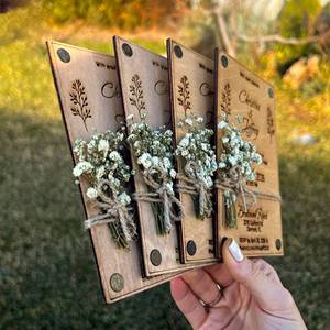 <span class=keywords><strong>Faire</strong></span>-<span class=keywords><strong>part</strong></span> <span class=keywords><strong>de</strong></span> <span class=keywords><strong>Mariage</strong></span> Personnalisés en <span class=keywords><strong>Bois</strong></span> Style Rustique Ferme avec Noms Gravés et Décor <span class=keywords><strong>de</strong></span> Fleurs Séchées - Product Image 5