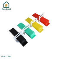Système de nivellement de carreaux Sunsbuild moderne avec clips à design en coin, en PP, durable et étanche, installation auto-adhésive