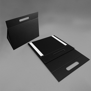 Elegante Scatola Regalo Pieghevole a Forma Triangolare Disponibile in Rosa/Bianco/Nero/Grigio con Stampa Personalizzabile in Cartoncino Grigio - Product Image 5