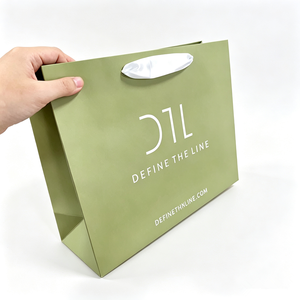 Sac shopping en papier vert couché imprimé sur mesure avec poignée en satin blanc, logo imprimé, sac cadeau en papier pour emballage de vêtements en vente au détail - Product Image 1