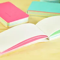 Cuaderno Espiral Personalizado Portátil A5, 100 Hojas, Mini Cuaderno de Tapa Dura de Cuero con Diseño de Tira Larga, Acabado con Impresión UV y Relieve, para la Escuela y la Oficina