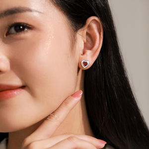 Pendientes de Plata de Ley S925 con Zirconia Roja en Forma de Corazón, Versión en Cobre Personalizable - Regalo de Aniversario para Mujer - Product Image 2