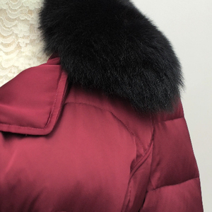 Veste matelassée pour <span class=keywords><strong>femme</strong></span> - Manteau d'hiver élégant rouge bordeaux avec ceinture papillon et grand col en fourrure, parka matelassée en forme de cœur - Logo personnalisé - Product Image 4