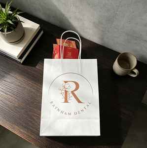 ถุงกระดาษพิมพ์ลายตามสั่งสำหรับโรงงาน ถุงกระดาษรีไซเคิลสำหรับใส่สินค้า ถุงกระดาษใส่เสื้อผ้า ถุงกระดาษคราฟท์สีน้ำตาลสำหรับใส่ของขวัญ พร้อมหูหิ้ว - Product Image 5