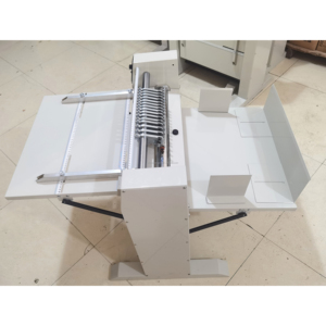 เครื่องตัดสติ๊กเกอร์แบบตั้งโต๊ะ รุ่น 520F ขนาดเล็ก ใช้ไฟฟ้า สำหรับสติ๊กเกอร์ขนาด A3 พร้อมใบมีดตรงทำจากเหล็กทังสเตน - Product Image 3