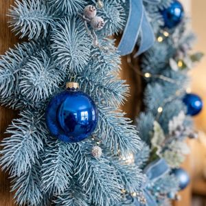 Guirlande de Noël de luxe 40 cm bleu clair, en PVC, pré-éclairée, ornements argentés scintillants, moderne et simple, pour fêtes et décorations de maison. - Product Image 4