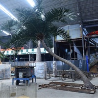 Palmier artificiel ignifuge de qualité commerciale sur mesure, palmier de coco artificiel incurvé pour l'aménagement paysager des hôtels et des complexes hôteliers