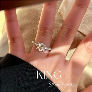 Anillo de Moissanita King Silver Jewelry, Plata de Ley S925 Chapada en Oro, Diamante Central de 2 Quilates, Anillo de Boda para Mujer - Product Image 5
