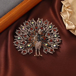 Broche de moda de alta costura con diseño de cola de pavo real, pin de animal con pedrería, para abrigos de invierno, suéteres y corchos para mujer. - Product Image 4