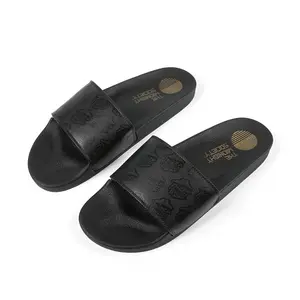 OEM/ODM Unisex estampado en relieve Logo patrón zapatillas hombres EVA liso PVC sandalias negro algodón tela verano al por mayor zapatillas