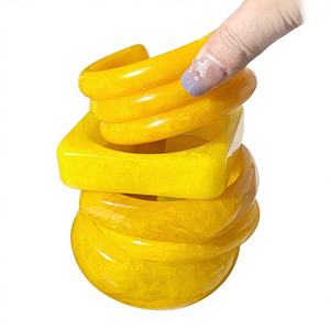 Bracelets fantaisie en résine colorée pour femmes, au toucher lisse, bijoux de bras tendance et imperméables pour fêtes, festivals, cadeaux d'affaires ou à porter au quotidien - Product Image 1