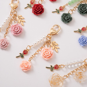 Porte-clés de voiture suspendu en forme de rose camélia 2026, pour femmes, avec un joli pompon en perles, une fleur en métal, une feuille, décoration de sac, accessoires intérieurs de voiture - Product Image 4