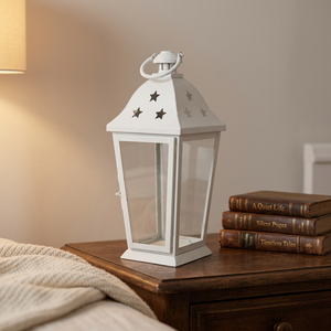 Farol Moderno de Metal Blanco y Vidrio para Velas Cónicas con Diseño de Estrellas, Hecho a Mano, Sin Plomo, para Decoración Navideña y de Bodas - Product Image 1