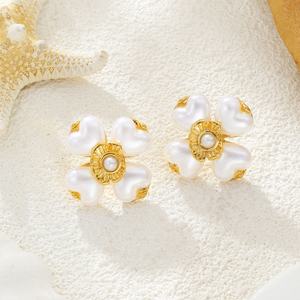 ต่างหูมุกทรงหัวใจสแตนเลสสตีลเคลือบ PVD แบรนด์ดัง ทันสมัย ป้องกันการแพ้ ขายส่ง สำหรับผู้หญิง - Product Image 3