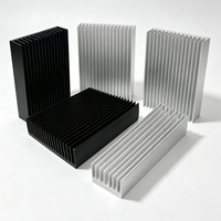 Radiateur en profilé aluminium à ailettes noires, dissipateur thermique, découpe CNC disponible pour commandes personnalisées, sans support adhésif.