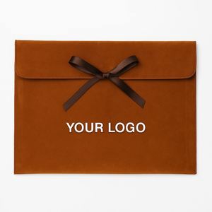 Pochette cadeau en velours avec logo personnalisé, ruban et emballage textile imprimé en sérigraphie, toucher luxueux - Product Image 4