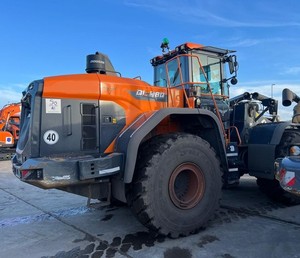 Chargeur frontal articulé de 26 tonnes DL480-7 avec godet à charbon haute capacité de 4,8 m³ pour la manutention de marchandises en vrac au terminal portuaire - Product Image 6