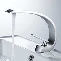 Robinet de lavabo en laiton à poignée unique, design incurvé créatif, à monter sur le plan, mitigeur chaud/froid pour salle de bain, vente en gros