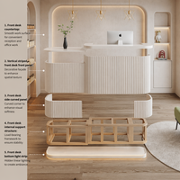 Comptoir de réception incurvé de style crème moderne avec panneau cannelé et éclairage LED pour salon de beauté et magasin de vêtements