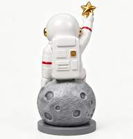 Grande sculpture d'astronaute en FRP assis sur la lune, avec casque plaqué or, statue d'astronaute pour hall de centre commercial et décoration intérieure