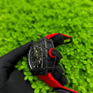 Montre mécanique haut de gamme à la mode avec un design artistique évidé, un boîtier en fibre de carbone et une configuration de bracelet rouge. - Product Image 4