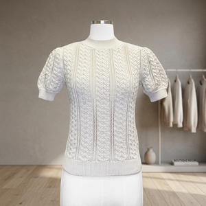 เสื้อสเวตเตอร์ไหมพรมคอเต่าแบบหนา สไตล์วินเทจ สำหรับผู้หญิง คอลเลคชั่น SS23 แขนพองสั้น ผ้าฝ้ายผสมโพลีเอสเตอร์  โลโก้ด้านหน้า  ดีไซน์หรูหรา - Product Image 3