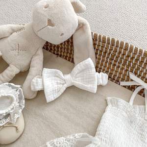 ربطة رأس صيفية ناعمة من القطن السادة للفتيات الصغيرات ، ربطة رأس بيضاء بحمالات للتعميد من عمر 0-2 سنة - Product Image 6