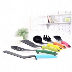 Ensemble de 7 ustensiles de cuisine écologiques en nylon avec manches colorés, comprenant une spatule et une cuillère, avec petits outils, compatibles lave-vaisselle et sans revêtement - Product Image 4