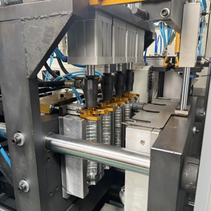 人気の高効率4キャビティ全自動プラスチックボトル製造機（小型） - Product Image 3