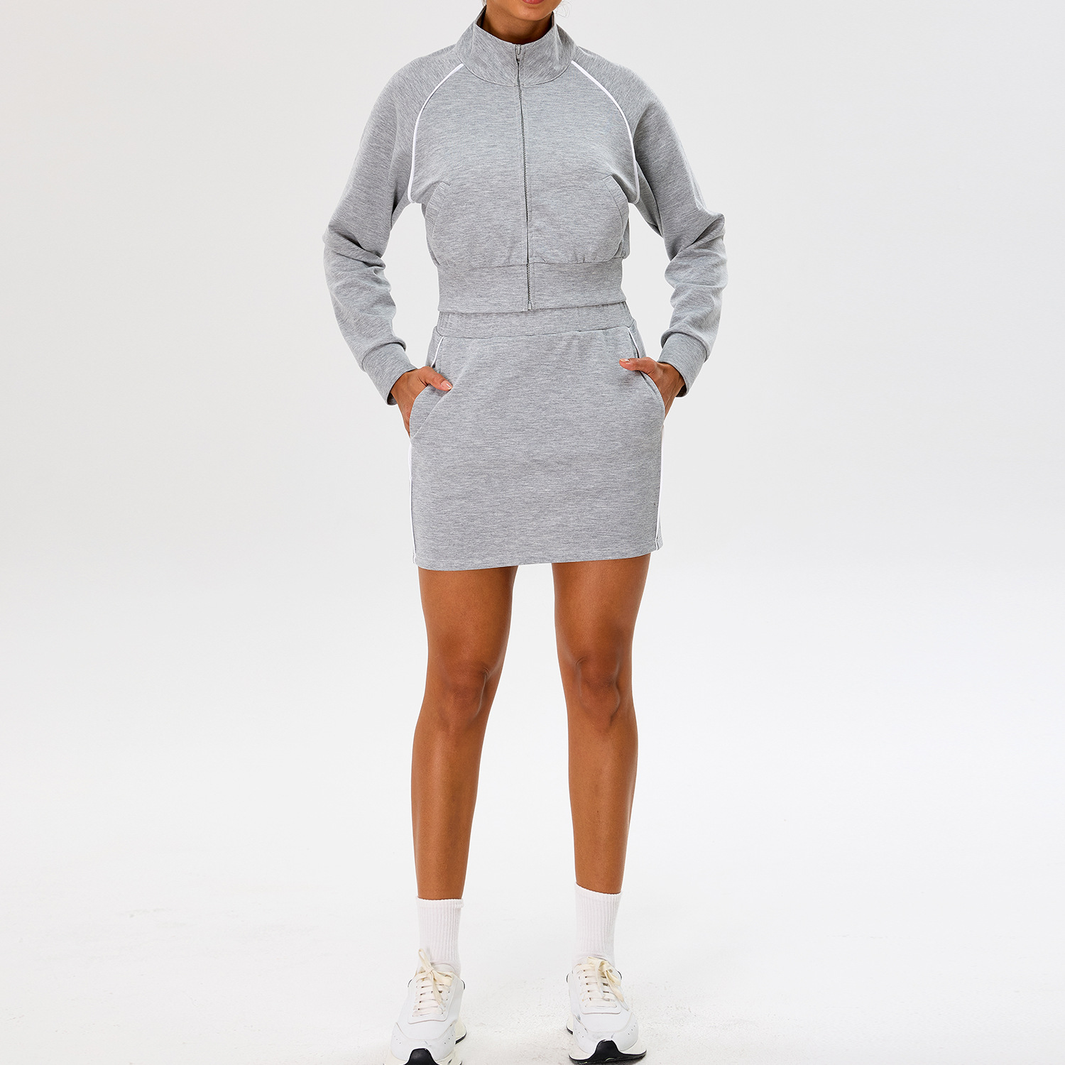 Falda gris y chaqueta holgada