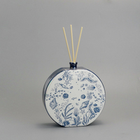 Bouteille en céramique de porcelaine en gros, blanche émaillée, motif coquillage, pour huiles parfumées d'ambiance, ensemble d'aromathérapie avec bâtonnets en rotin, OEM
