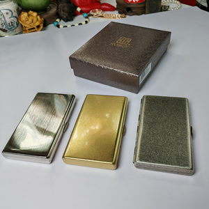 Elegante Astuccio per Sigarette Lunghe da Donna, Confezione da 20, Raffinato Portasigarette in Metallo Argento Anticato con Finitura Zigrinata - Product Image 1