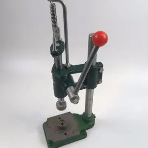 Machine à sertir électrique, à sertisseuse, pour la fabrication de cartouches dentaires